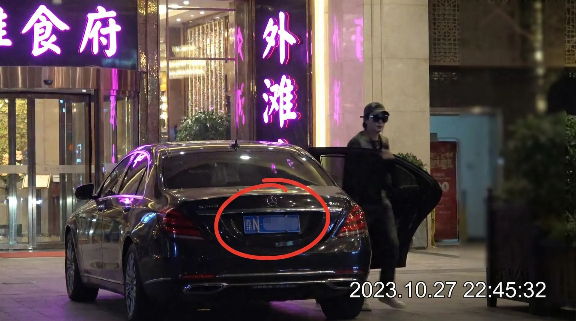 捷克上金钱搭讪 - 豪车餐厅外偷拍